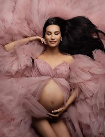 Sesión de fotos de vestido de maternidad con volantes y hombros descubiertos VMR23