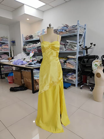 Vestido de fiesta largo de satén con tirantes finos, corte en A, corsé plisado, ideal para damas de honor, con abertura. 