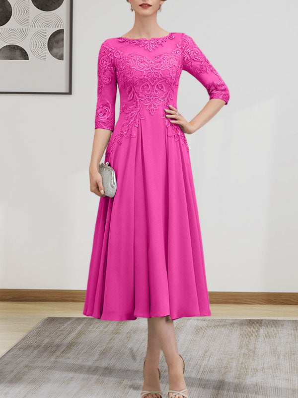 Robe de mariée trapèze en mousseline de soie et dentelle, longueur thé, ornée de perles et de sequins, avec décolleté en A et effet illusion.