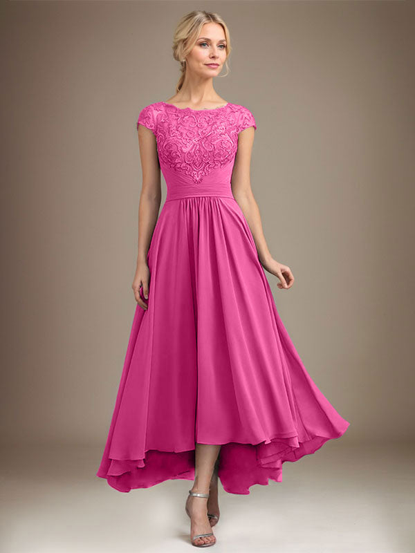 Vestido de novia de corte asimétrico, corte en A, escote ilusión, encaje y gasa con pliegues. 