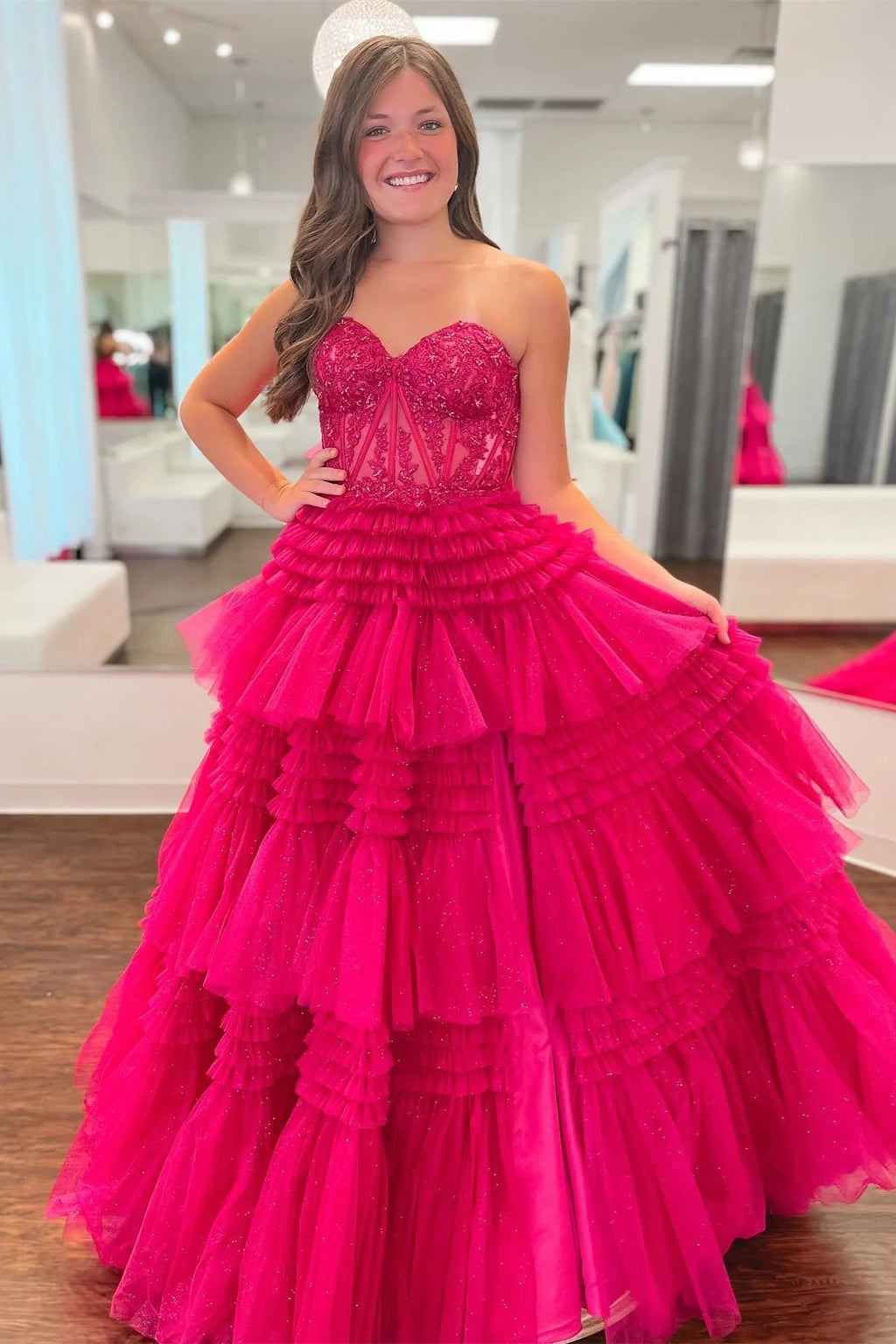 Vestido largo de fiesta de tul corte A, sin tirantes, con apliques y múltiples capas en color fucsia