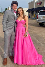Vestido largo de noche de satén fucsia sin tirantes con bolsillos