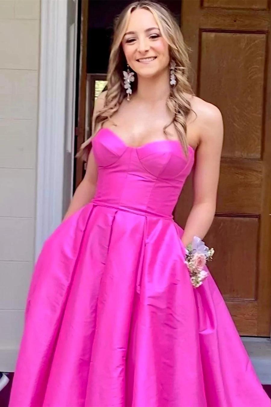 Vestido largo de noche de satén fucsia sin tirantes con bolsillos