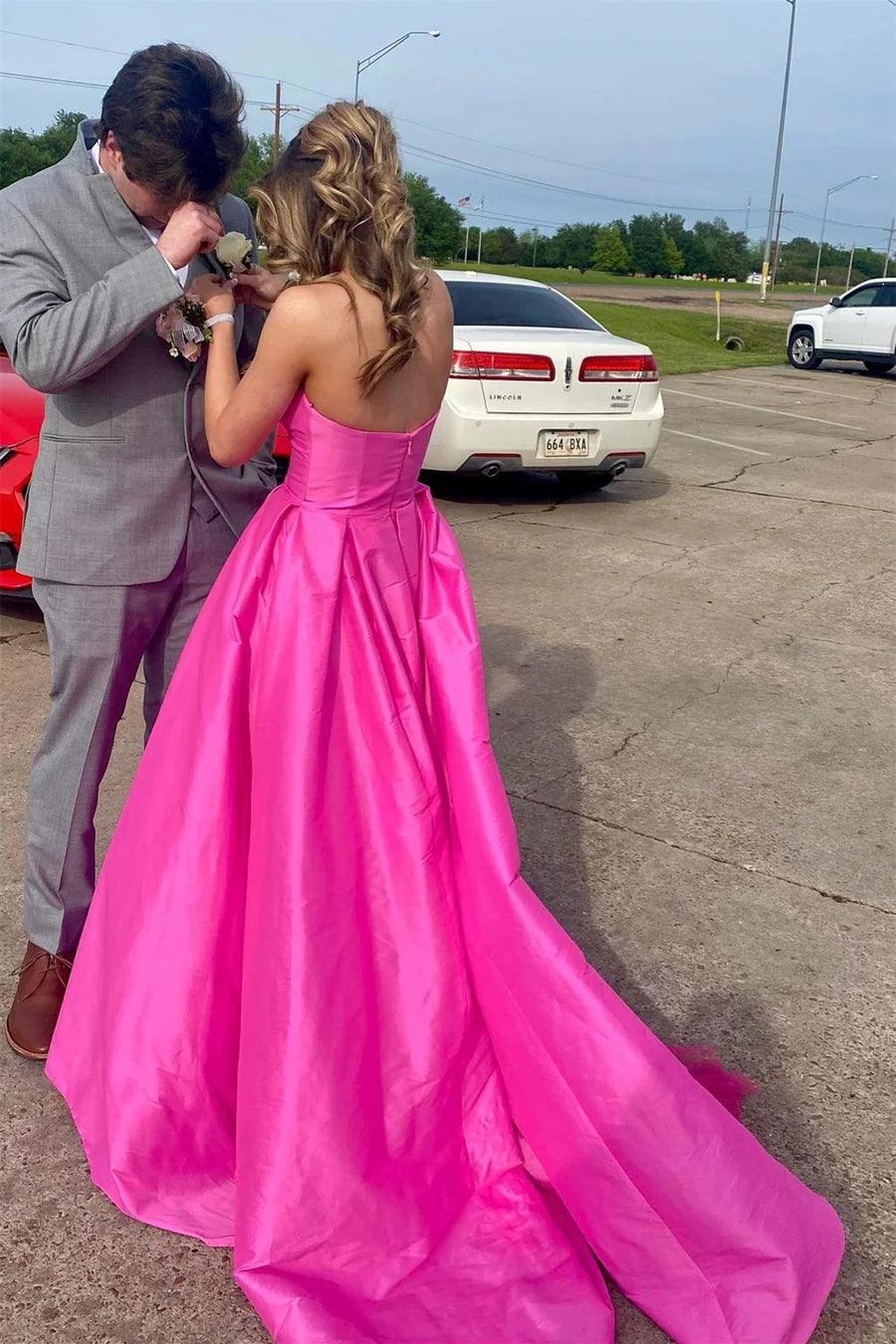Vestido largo de noche de satén fucsia sin tirantes con bolsillos