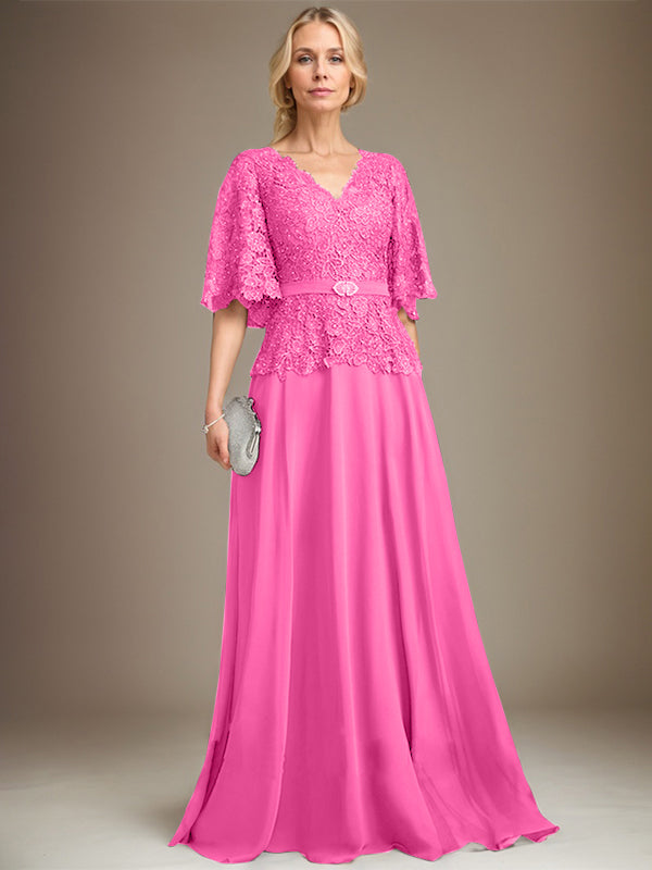 Vestido de novia de corte A, escote en V, largo hasta el suelo, de gasa y encaje, con broche de cristal y pedrería. 