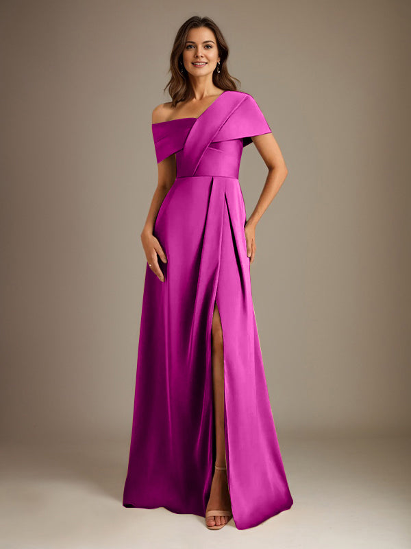 Robe de mère de la mariée en satin, coupe trapèze, décolleté asymétrique et plis. 