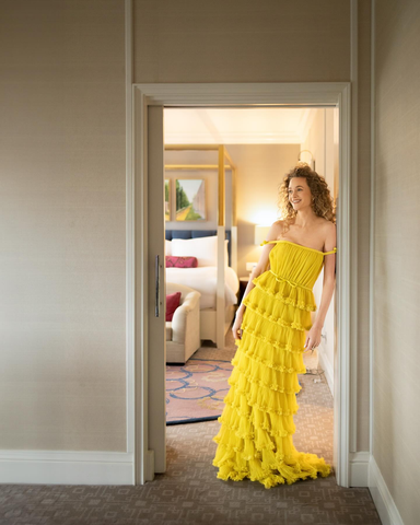 Vestido largo de ceremonia elegante para mujer, con hombros descubiertos, plisado y con capas. Vestido de noche hecho a medida Y5086