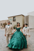 Vestido de baile verde esmeralda con hombros descubiertos y decoración floral Y4153