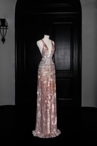 Vestido largo de noche de lujo con escote en V profundo, lentejuelas y espalda descubierta, ideal para eventos formales y graduaciones (Y8683)