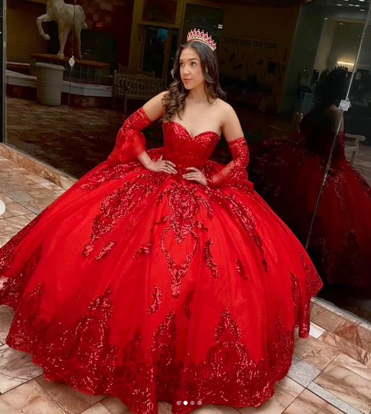 Vestido de princesa con escote corazón y falda vaporosa en oro rosa, ideal para quinceañeras (16 años), con apliques de cuentas (Y827)