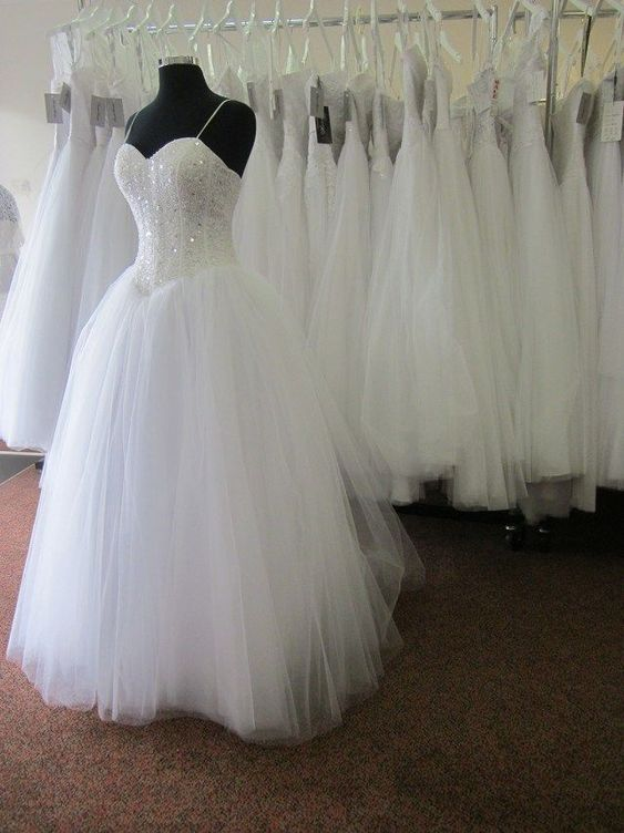 Robe de mariée blanche en tulle à fines bretelles ornée de sequins et de perles Y1176