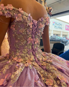 Robe de bal élégante en tulle brillant à épaules dénudées et appliqués lavande, ornée de fleurs 3D, idéale pour une fête de 15 ans (Y285)