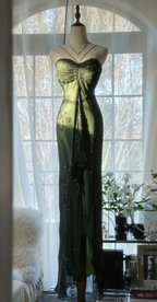 Robe de bal longue vintage vert foncé moulante en satin perlé Y8557