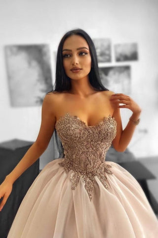 Robe de bal longue et glamour en tulle, coupe trapèze, sans manches, avec perles et dentelle