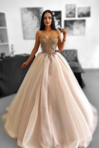 Robe de bal longue et glamour en tulle, coupe trapèze, sans manches, avec perles et dentelle