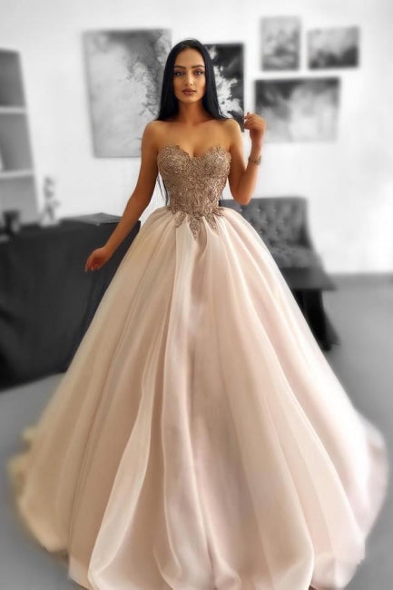 Robe de bal longue et glamour en tulle, coupe trapèze, sans manches, avec perles et dentelle