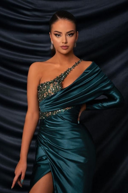 Robe de bal longue et glamour vert foncé à une épaule, en dentelle perlée, manches longues et fente