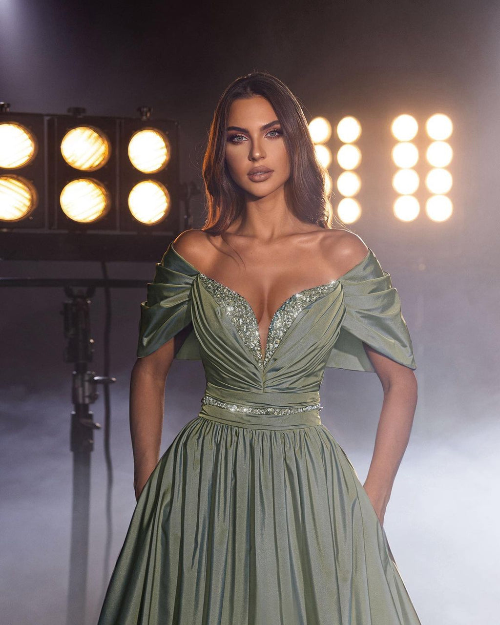Robe de bal longue glamour couleur sauge poussiéreuse, coupe trapèze, épaules dénudées, perles et paillettes