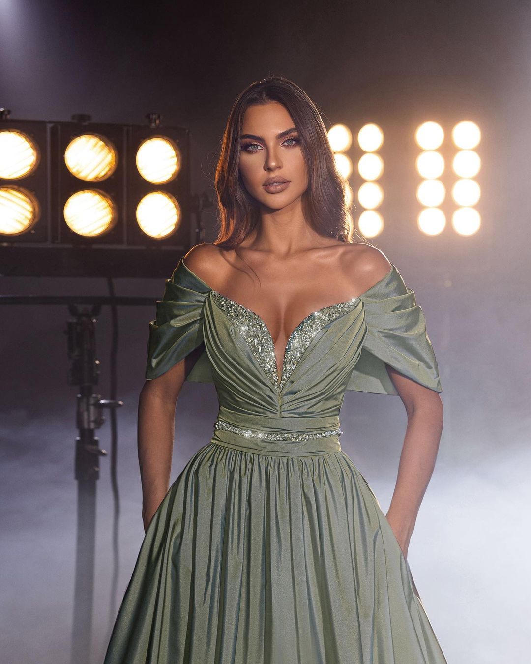 Robe de bal longue glamour couleur sauge poussiéreuse, coupe trapèze, épaules dénudées, perles et paillettes