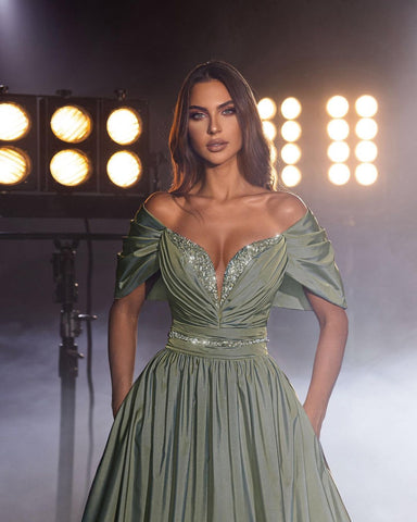 Robe de bal longue glamour couleur sauge poussiéreuse, coupe trapèze, épaules dénudées, perles et paillettes