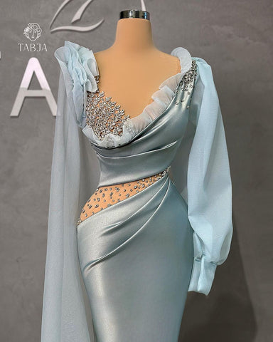 Glamuroso vestido largo de sirena con escote en V, mangas largas, volantes y pedrería para graduación