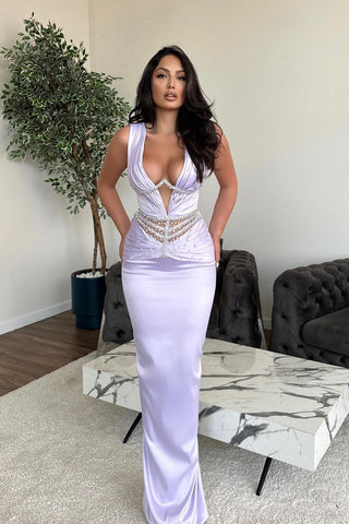 Glamuroso vestido largo de sirena sin mangas con escote en V y pedrería