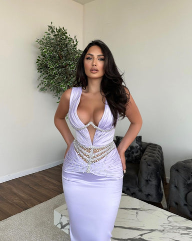 Glamuroso vestido largo de sirena sin mangas con escote en V y pedrería