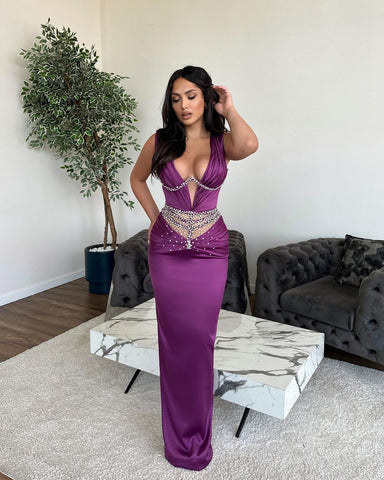 Glamuroso vestido largo de sirena sin mangas con escote en V y pedrería