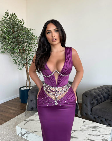 Glamuroso vestido largo de sirena sin mangas con escote en V y pedrería