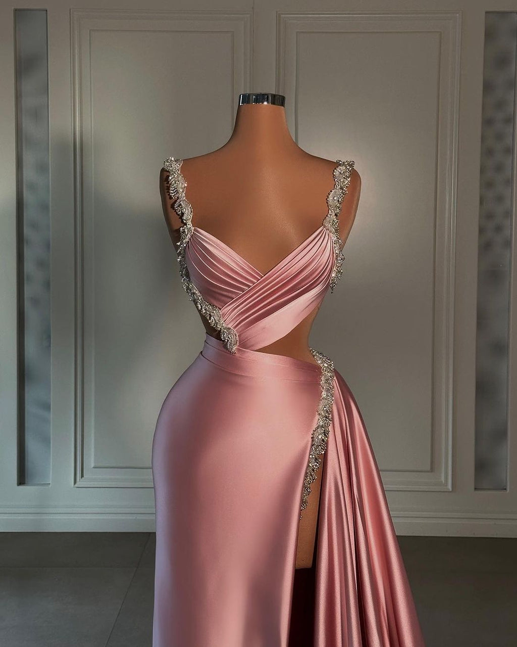 Robe de bal longue rose glamour en satin fendue sur le devant, avec bretelles et volants
