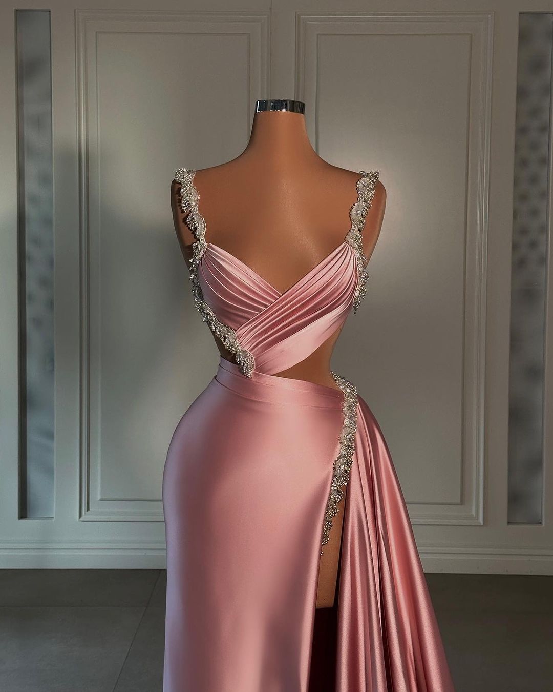 Robe de bal longue rose glamour en satin fendue sur le devant, avec bretelles et volants