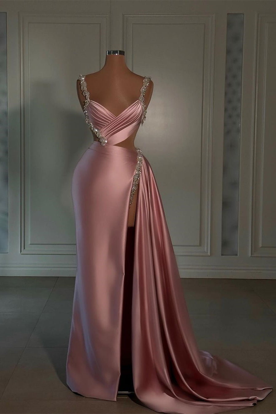 Robe de bal longue rose glamour en satin fendue sur le devant, avec bretelles et volants