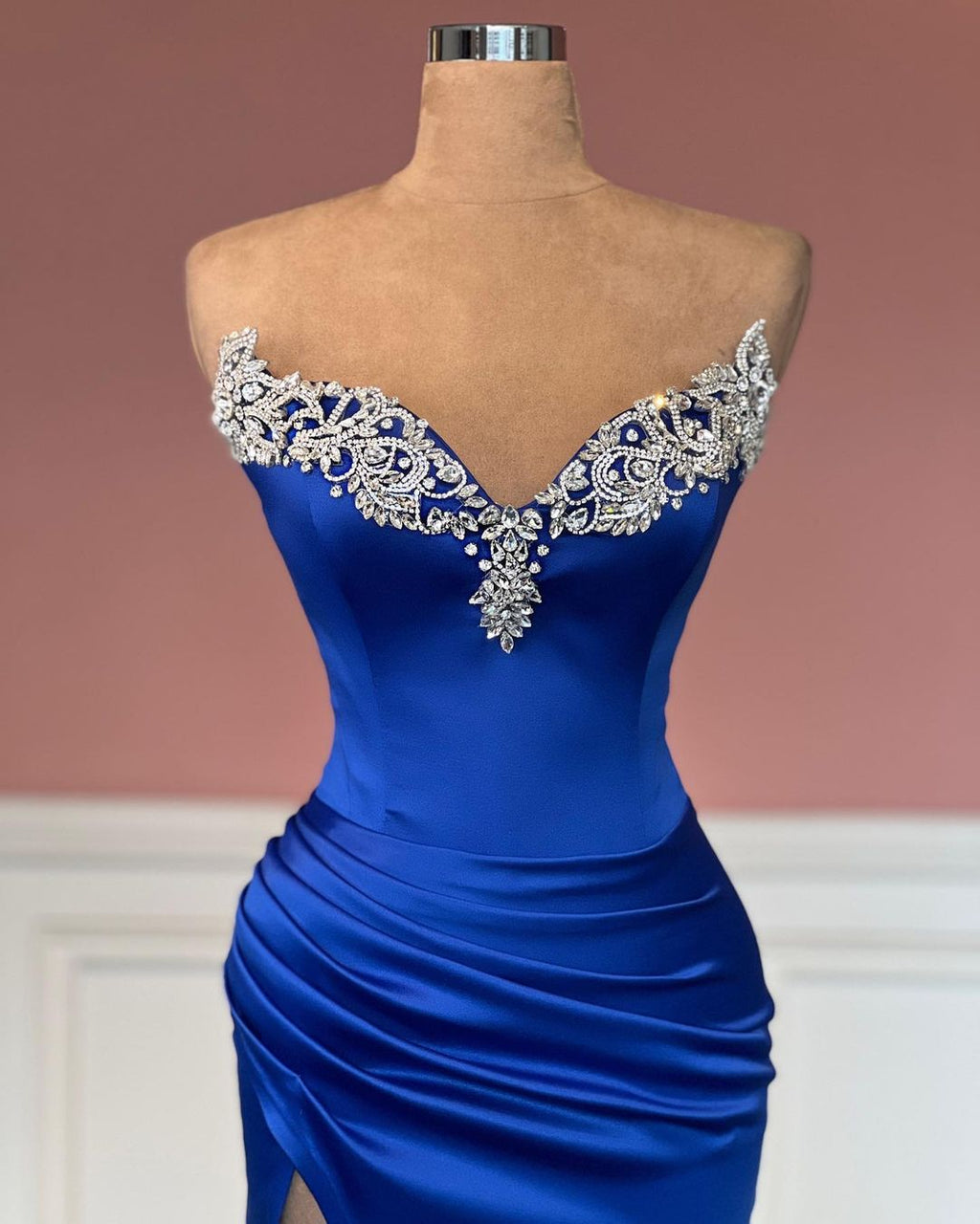 Robe de bal longue bleu roi glamour, bustier, ornée de bijoux et fendue