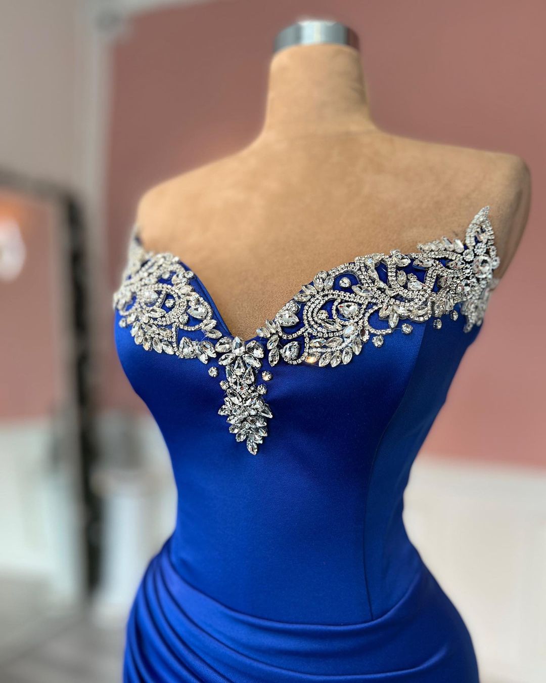 Robe de bal longue bleu roi glamour, bustier, ornée de bijoux et fendue