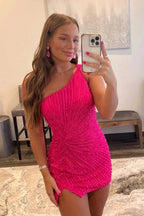 Vestido ajustado verde brillante de un solo hombro con cuentas para baile de bienvenida