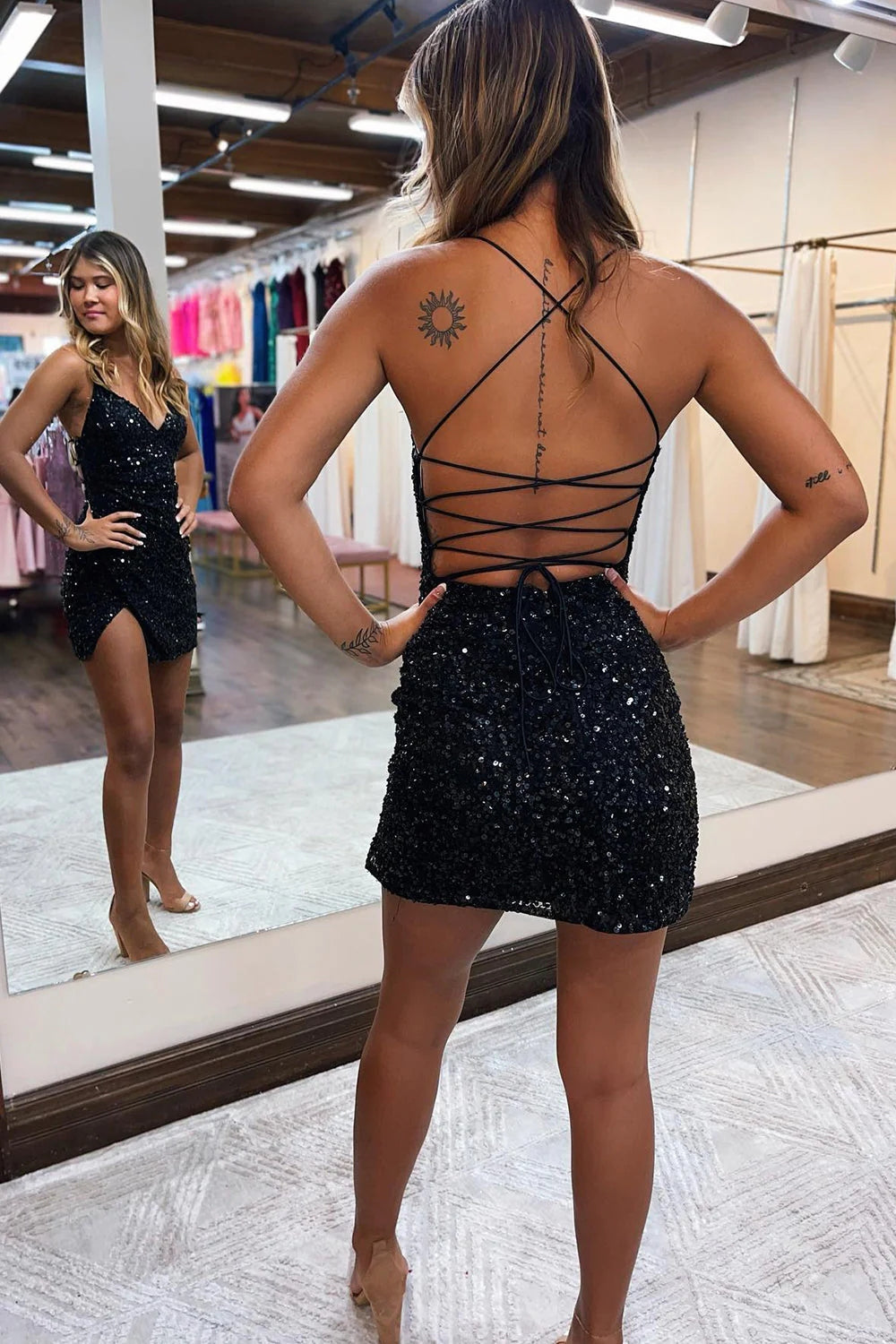 Robe de bal courte à sequins, col V et dos croisé, coupe fourreau scintillante.