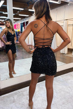 Robe de bal courte à sequins, col V et dos croisé, coupe fourreau scintillante.
