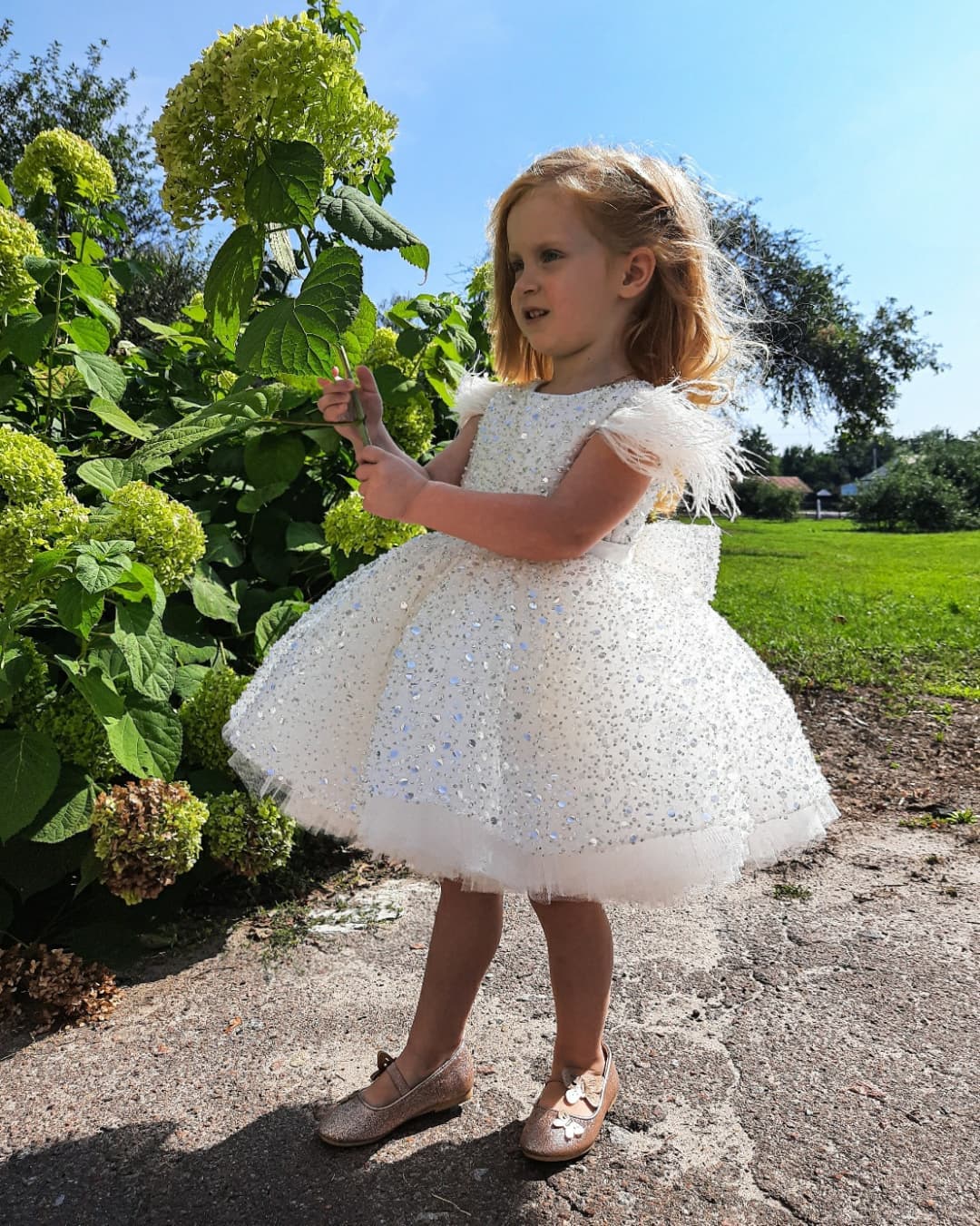 Vestido corto de gala brillante con lentejuelas, plumas y lazo para niña de las flores