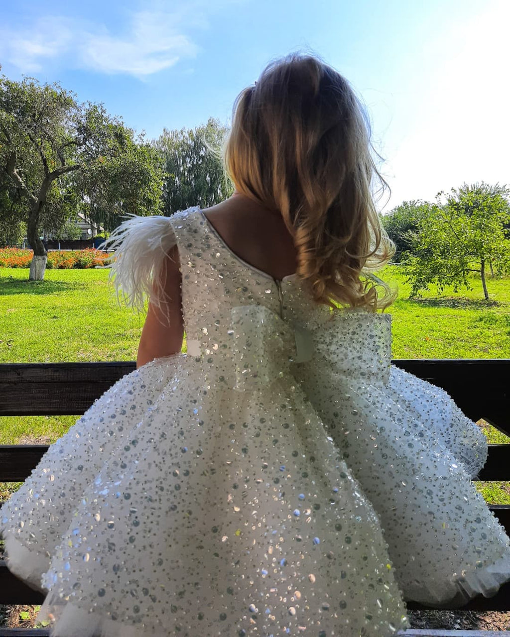 Vestido corto de gala brillante con lentejuelas, plumas y lazo para niña de las flores