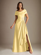 Robe de mariée trapèze en satin stretch, longue jusqu'au sol, avec décolleté rond et volants cascade, idéale pour la mère de la mariée. 