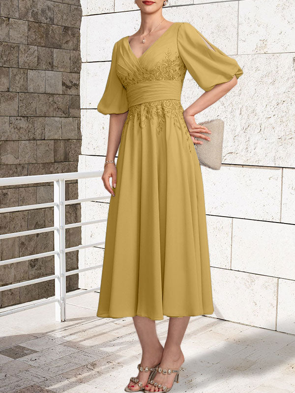 Vestido de novia de gasa de encaje, corte en A, escote en V y largo hasta la rodilla, con pliegues.