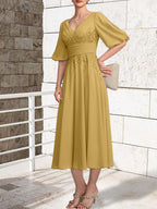 Vestido de novia de gasa de encaje, corte en A, escote en V y largo hasta la rodilla, con pliegues.