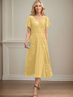 Vestido de novia de gasa de encaje, corte en A, escote en V y largo hasta la rodilla. 