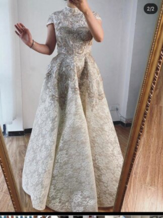 Vestidos de noche asimétricos de lujo dorados de cuello alto 2025, vestidos de noche de encaje con mangas casquillo y pedrería LA70227 