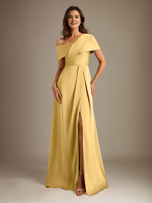 Robe de mère de la mariée en satin, coupe trapèze, décolleté asymétrique et plis. 