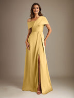 Robe de mère de la mariée en satin, coupe trapèze, décolleté asymétrique et plis. 