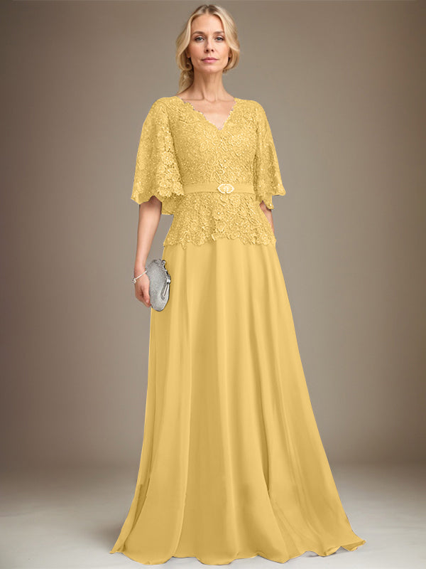Vestido de novia de corte A, escote en V, largo hasta el suelo, de gasa y encaje, con broche de cristal y pedrería. 