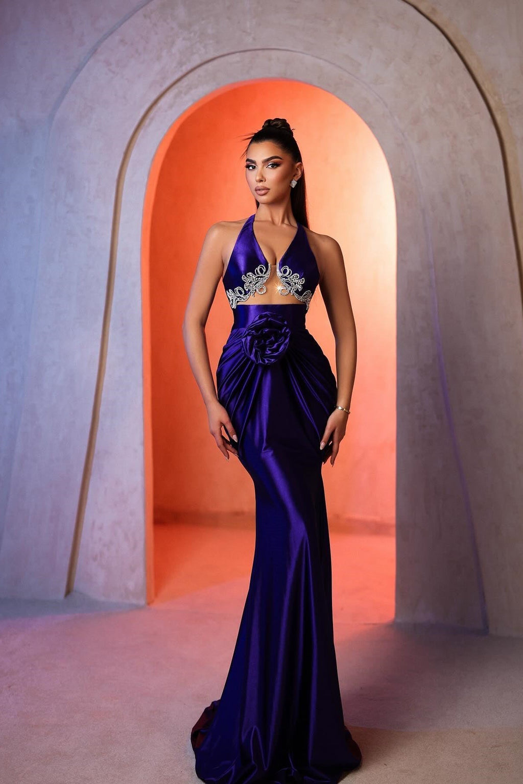 Precioso vestido de fiesta de satén sin mangas con apliques y escote en V.