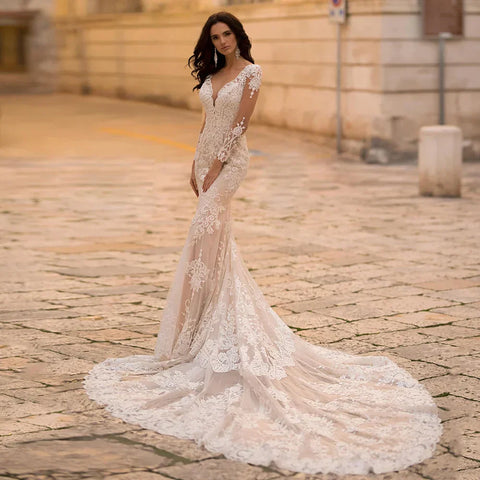Precioso vestido de novia de sirena de encaje de manga larga, con tul, cola catedral, escote en V, apliques y espalda abotonada. 