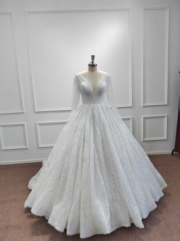 Precioso vestido de novia largo de corte princesa, con escote en V, lentejuelas brillantes y mangas.